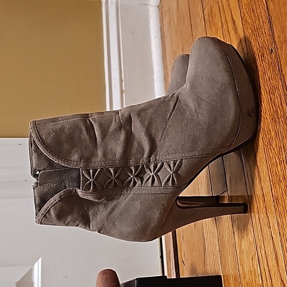 Two pairs of shoes, size 8.5 heels/booties - Picture 4 of 5